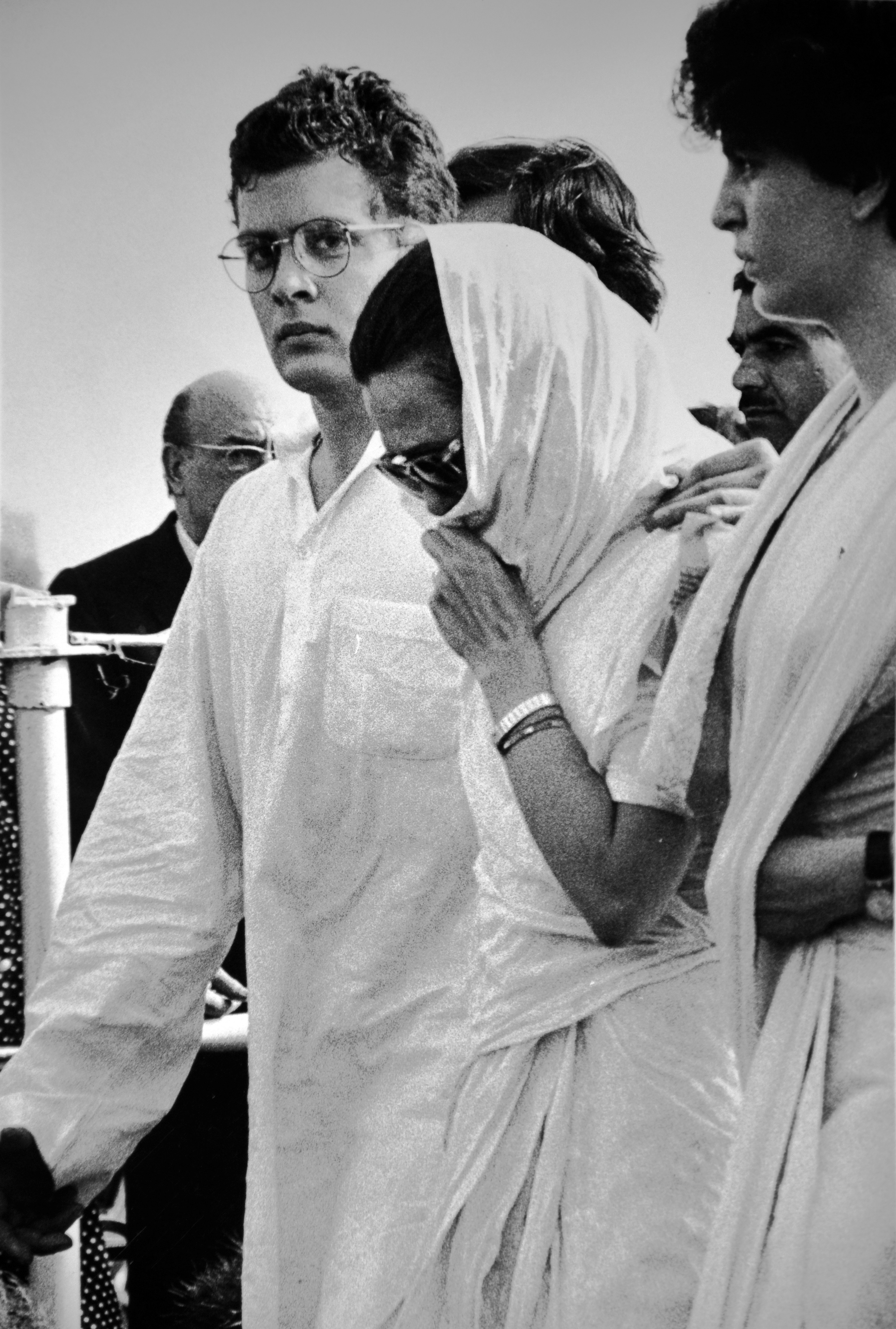 Rahul Gandhi, Sonia Gandhi, and Priyanka Gandhi at Rajiv Gandhis cremation pyre in New Delhi. Photo: Getty Images