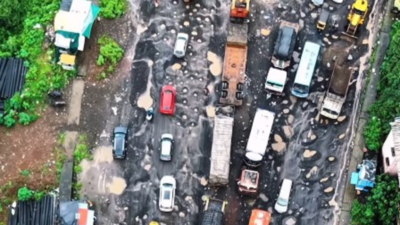 Watch: Crater-like potholes on Chiplun’s Vashishti bridge; NHAI says not its jurisdiction