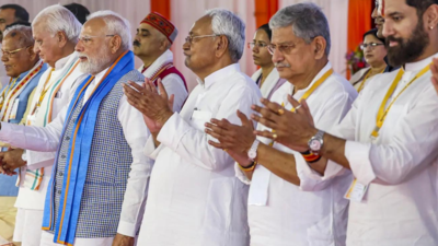 Khada Ho!’ Bihar CM Nitish Kumar Orders Crowd to Stand and Applaud PM Modi