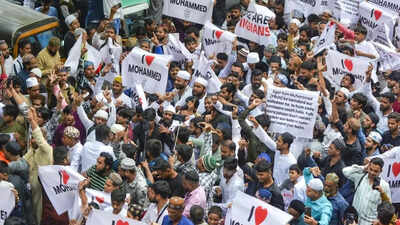 Police Lathicharge Protesters After Violence Breaks Out In Bareilly During ‘I Love Muhammad’ March Police Lathicharge Protesters After Violence Breaks Out In Bareilly During ‘I Love Muhammad’ March