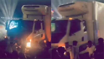 8 die as truck ploughs into Kanataka Ganesh procession