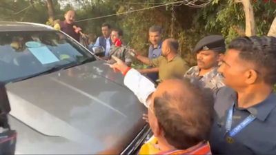 'Criminal ... drunk!' Bihar deputy CM Vijay Kumar Sinha, RJD leader Ajay Kumar hurl abuses over convoy attack - watch