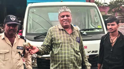 Cash in trash: Gujarat fruit seller sifts through garbage to recover Rs 60,000