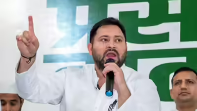 Tejashwi cuts cake, celebrates 36th birthday at election rally