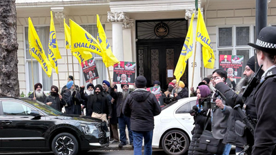 <p>Khalistanis counter-protest Hindus outside Bangladesh high commission in London<br><br></p><p><br></p> UK: Khalistanis counter-protest Hindus outside Bangladesh high commission in London
