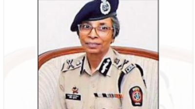 Former DGP Rashmi Shukla submitted a report to govt just 4 days before her retirement on Jan 3 against ex-DGP and former Mumbai police commissioner Sanjay Pandey for conspiring to arrest Devendra Fadnavis and Eknath Shinde during the tenure of the Uddhav Thackeray govt Fadnavis arrest 'plot': Maharashtra top cop pushed for case against ex-DGP