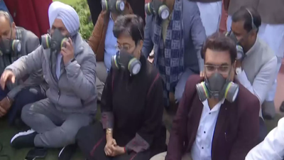 . AAP holds protest in Delhi Assembly premises over rising air pollution