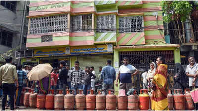As LPG Shortage Panic Spreads, Centre Urges Citizens Not To Hoard Cylinders And Opt For PNG