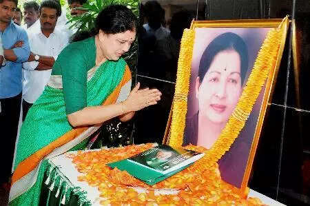 Sasikala paying tribute to late J Jayalalithaa after she was appointed as party's general secretary (Image/PTI)