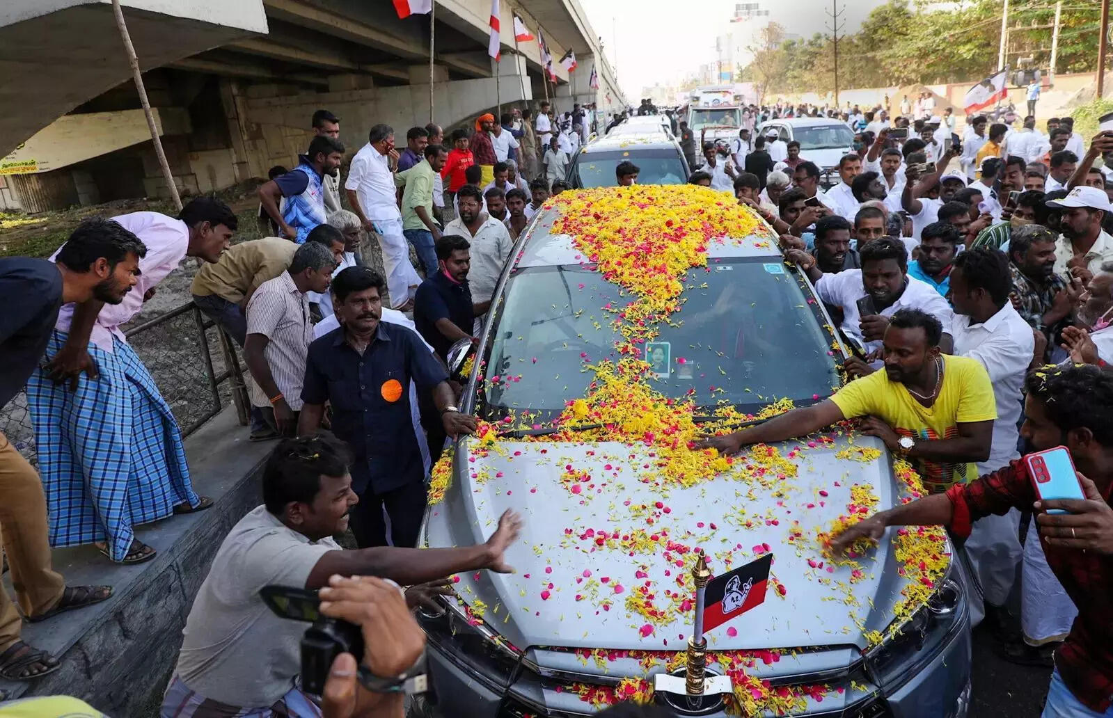Sasikala welcomed by her supporters on her arrival in Krishnagiri district after completing her four-year jail term (PTI image)