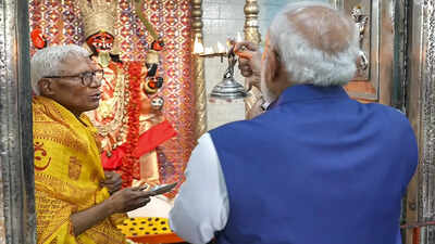 In this screengrab from a video posted on April 26, 2026, Prime Minister Narendra Modi offers prayers at 'Thanthania Kalibari' amid the ongoing West Bengal Assembly elections, in Kolkata. With prayers at Kali temple, Modi counters TMC veg claim