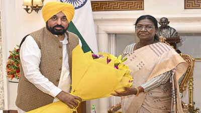 <p>.</p> Bhagwat Mann meets President Murmu, seeks action on 6 ex-AAP MPs