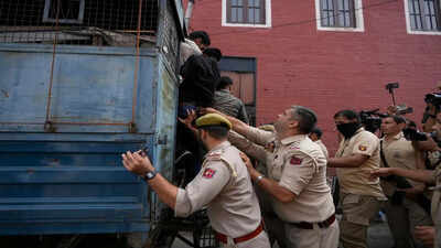 Students protest ban on Siraj-ul-Uloom