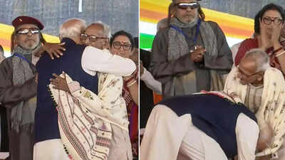 PM Modi Touches Feet Of 98-year-old Veteran BJP Leader Makhanlal Sarkar In Kolkata PM Modi Touches Feet Of 98-year-old Veteran BJP Leader Makhanlal Sarkar In Kolkata