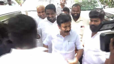 Rebel AIADMK MLAs patch up with Palaniswami days after backing Vijay in floor test