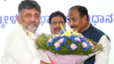 DK Shivakumar Reaches Delhi After Siddaramaiah Resignation Sparks Karnataka Power Shift | Watch