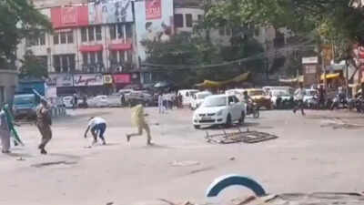 <p>Violent protest in Kolkata's Park Circus area (Courtesy: x.com/SudhanidhiB)</p> Protest against demolition drive turns violent in Kolkata's Park Circus, 3 police personnel injured