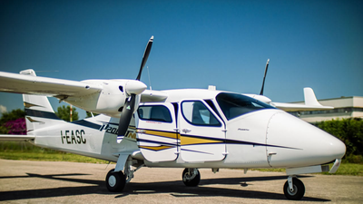 Trainee pilot hurt by running propeller while leaving aircraft
