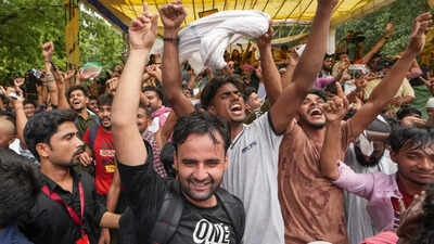 Protesters at Jantar Mantar celebrate news of Dharmendra Pradhan’s resignation Students protest: Gen Z forces DP Change