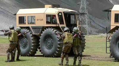 File photo: Army personnel near LoC Jammu and Kashmir: Army duo hurt in Uri accidental blast