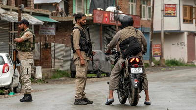 Following intelligence indicating potential terror suspects in Poonch, security forces have launched coordinated operations in two strategic locations. Reports have confirmed sightings near Gujjar Naar and Kherowali dhok, prompting a thorough search in the isolated Dhara Sangla village by army and police units. As of Tuesday evening, no contact with the suspects has been reported. Earlier, a significant search initiative was executed in the Thanamandi area of Rajouri district. Terror suspects spotted, search ops launched in J&K’s Poonch