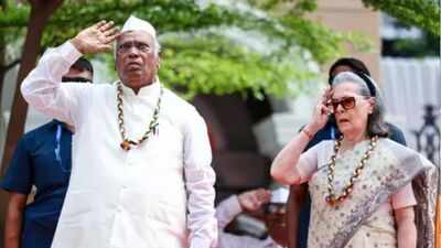 Did Congress Leaders Signal Stop? Viral Vande Mataram Video Sparks Political Firestorm In New Delhi Did Congress Leaders Signal Stop? Viral Vande Mataram Video Sparks Political Firestorm In New Delhi