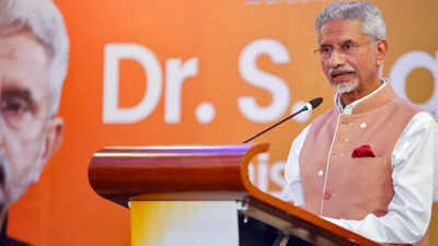 On China, Jaishankar said India should continue doing business with Beijing while developing the domestic strength needed to compete with it 'Deal with China confidently': Jaishankar on India strategy; lays out 3Cs, 4Ds global outlook