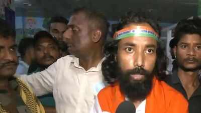 Student leader Mahto ended his fast in Ranchi in the presence of state ministers Dipika Pandey Singh and Irfan Ansari. 'Huge victory for Jharkhand': Student leader Mahto ends 16-day hunger strike after Soren govt accepts demands