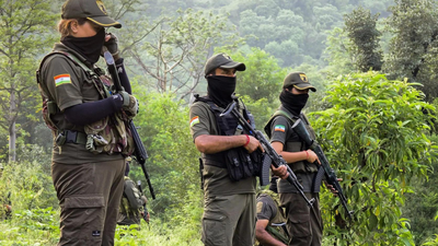 Border Security Force troops detained a Pakistani intruder Pak intruder caught near international border in Jammu
