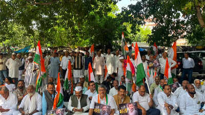 Expelled Bihar Congress functionaries protest outside party office, seek Rahul Gandhi meeting over state unit issues. Expelled Bihar Congress functionaries protest outside party office, seek meeting with Rahul